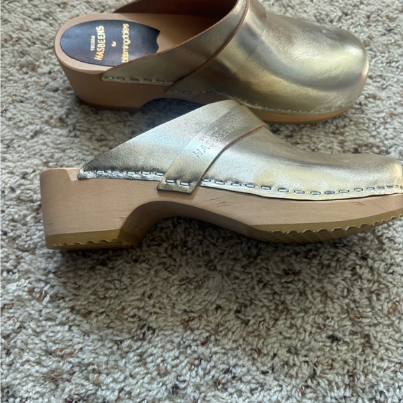 Hasbeens x Bloomingdales gold clogs - Picture 3 of 3